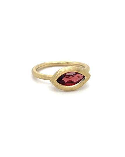 Ring mit navetteförmigen Granat aus 14 Karat Gelbgold