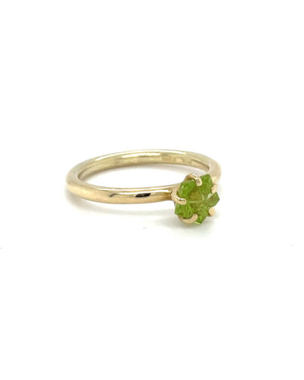 Ring mit Peridot im Blütenschliff aus 14 Karat Gelbgold