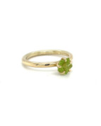 Ring mit Peridot im Blütenschliff aus 14 Karat Gelbgold