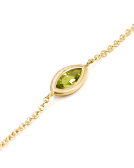 Armkette mit einem navetteförmigen Peridot aus 14 Karat Gelbgold