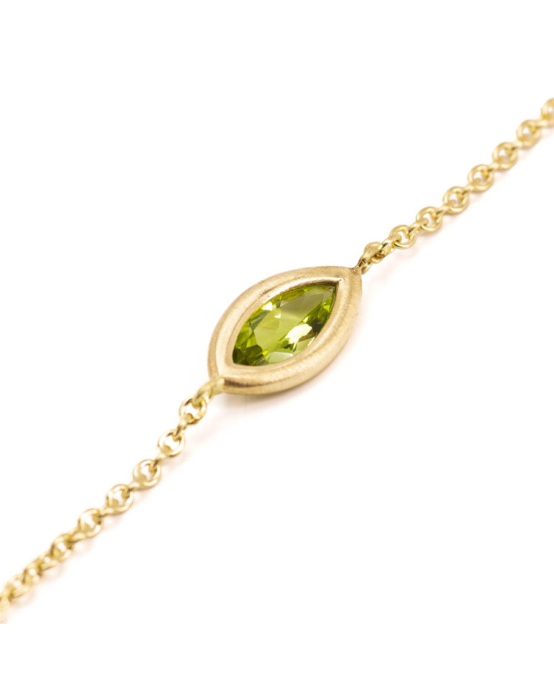 Armkette mit einem navetteförmigen Peridot aus 14 Karat Gelbgold