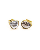 Ohrstecker mit grauer Keshiperle aus 14 Karat  Gelbgold