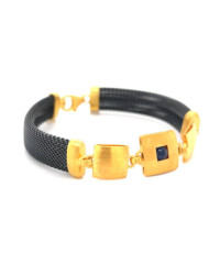 Armschmuck mit Safir aus 18 Karat Gelbgold & Edelstahl black