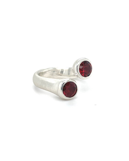 Ring mit Granat facettiert aus 925 Sterlingsilber