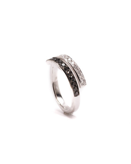 Ring mit weißen und schwarzen Brillanten aus 14 Karat Weißgold