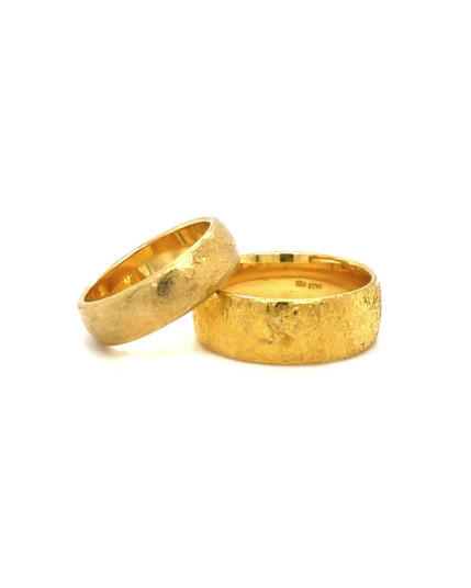 Trauringpaar "beschmort" aus 750 Gelbgold