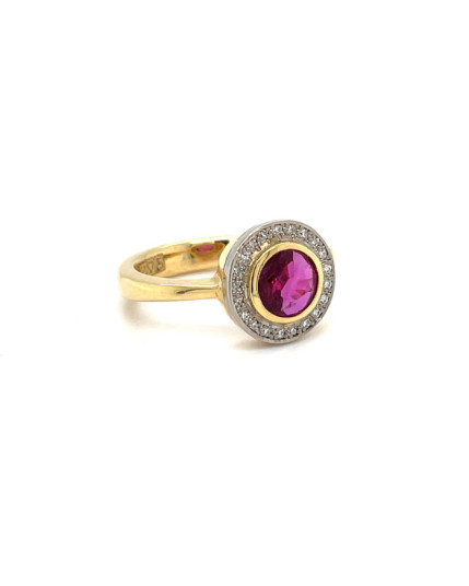 Ring mit Rubin und Brillanten aus 18 Karat Gelbgold