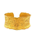 Armspange konkav mit geschmortem Rand & grob geschmorter Struktur aus 18 Karat Gelbgold