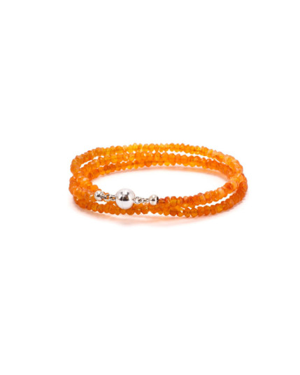 Flexibler Armschmuck mit Karneol und Magnetschließe aus 14 Karat Weißgold