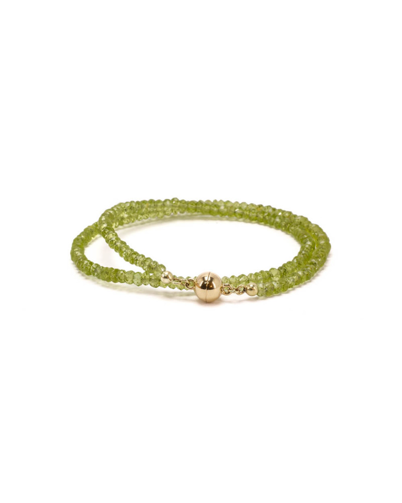 Flexibler Armschmuck mit Peridot und Magnetschließe aus 14 Karat Gelbgold