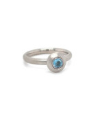 Ring mit facettiertem Topas aus 14 Karat Palladium-Weißgold